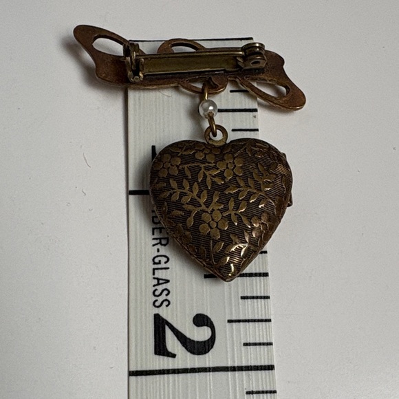Vintage Heart Locket Brooch with Pearls - Picture 4 of 9